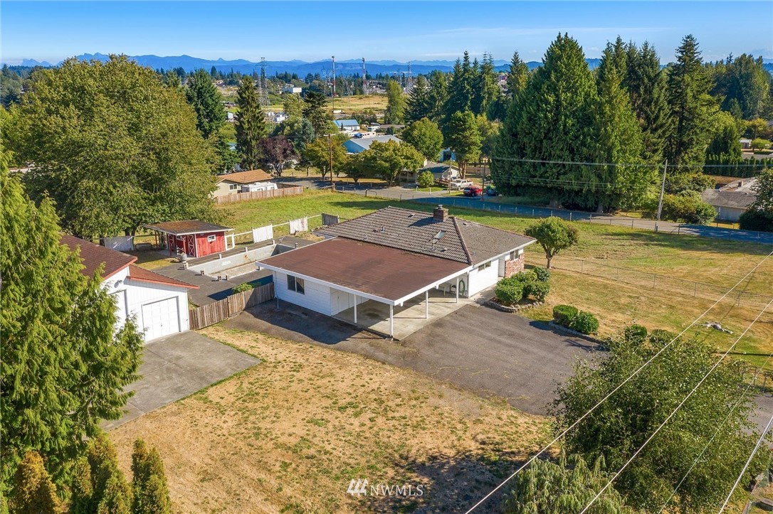 1617 Ludwig Road Snohomish, WA 98290 - Photo 31 of 31 a view of a swimming pool with a yard