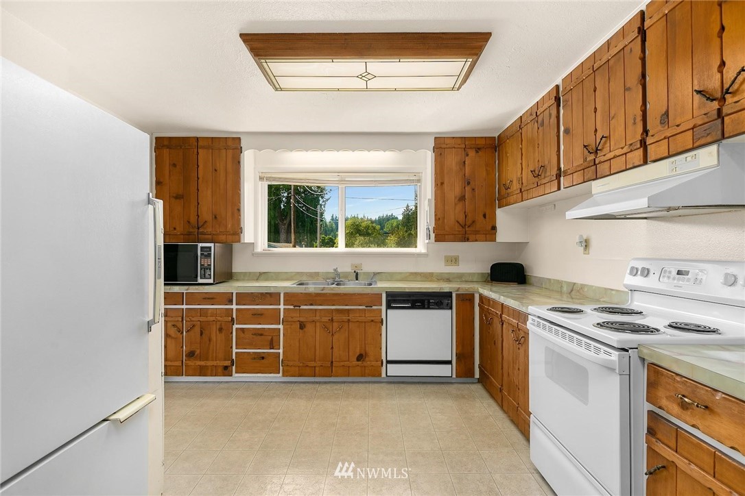 1617 Ludwig Road Snohomish, WA 98290 - Photo 7 of 31 a kitchen with stainless steel appliances a stove and more cabinets