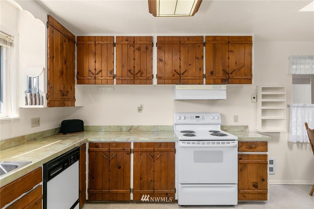 1617 Ludwig Road Snohomish, WA 98290 - Photo 8 of 31 a kitchen with a stove and a cabinets