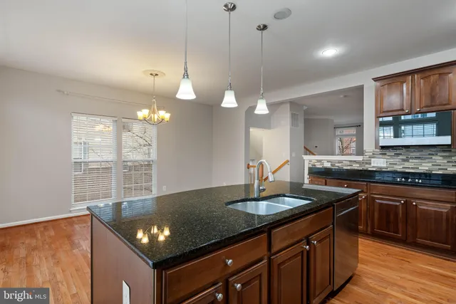 $525,000 | 2116 Abbottsbury Way, Woodbridge, VA 22191