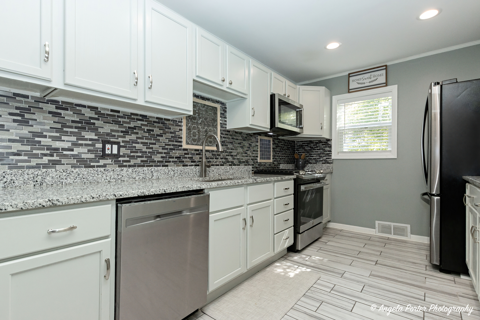 407 Ivy Road Island Lake, IL 60042 - Photo 8 of 26 Gallery Image 8