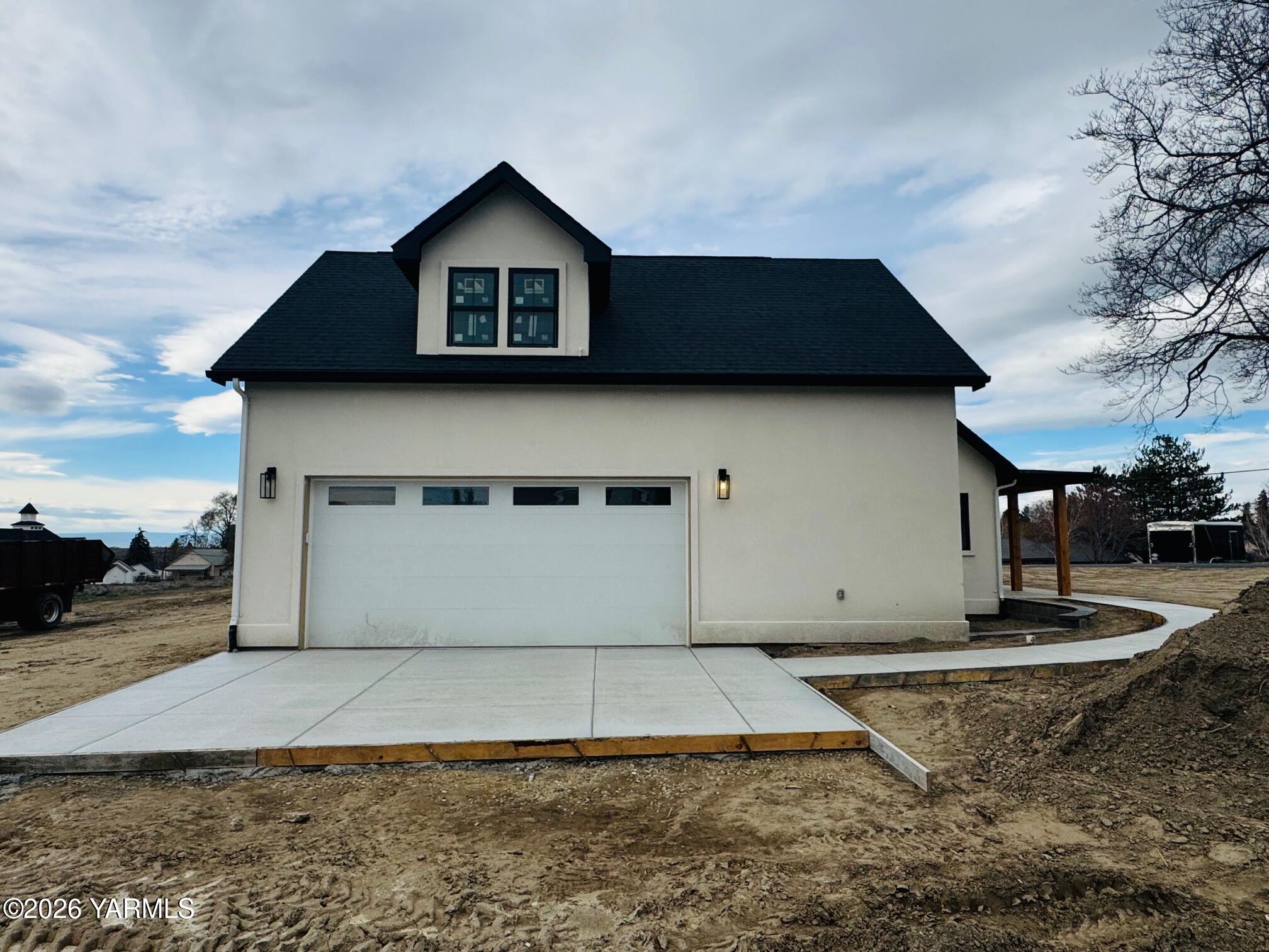 304 6th Street Zillah, WA 98953 - Photo 2 of 29 a view of a house with a yard