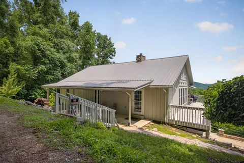 $619,900 | 1038 Lakeside Drive, Smithville, TN 37166