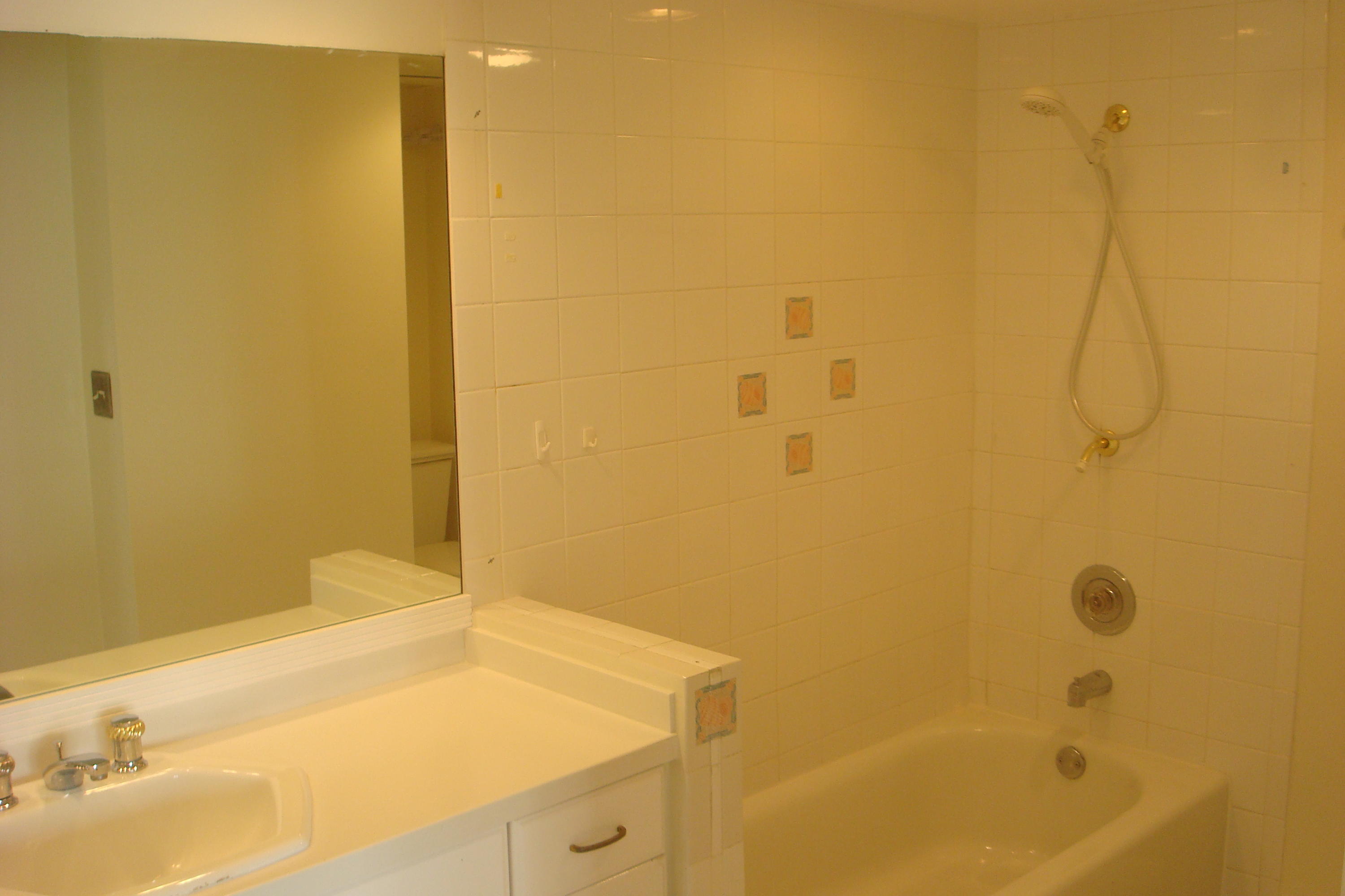 517 Dotterel Road, Unit 30A Delray Beach, FL 33444 - Photo 13 of 32 a bathroom with a tub