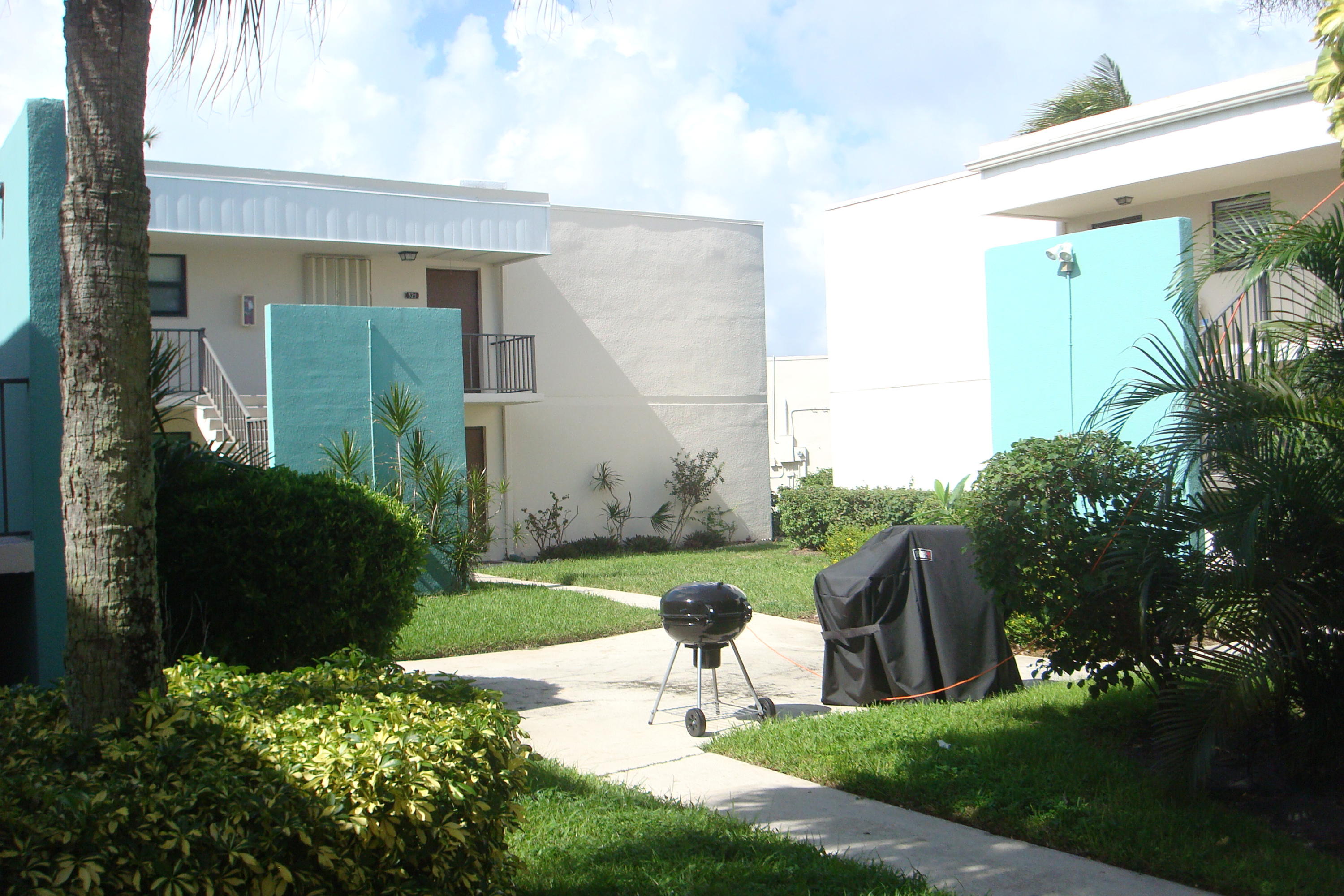 517 Dotterel Road, Unit 30A Delray Beach, FL 33444 - Photo 30 of 32 a view of a backyard with sitting area