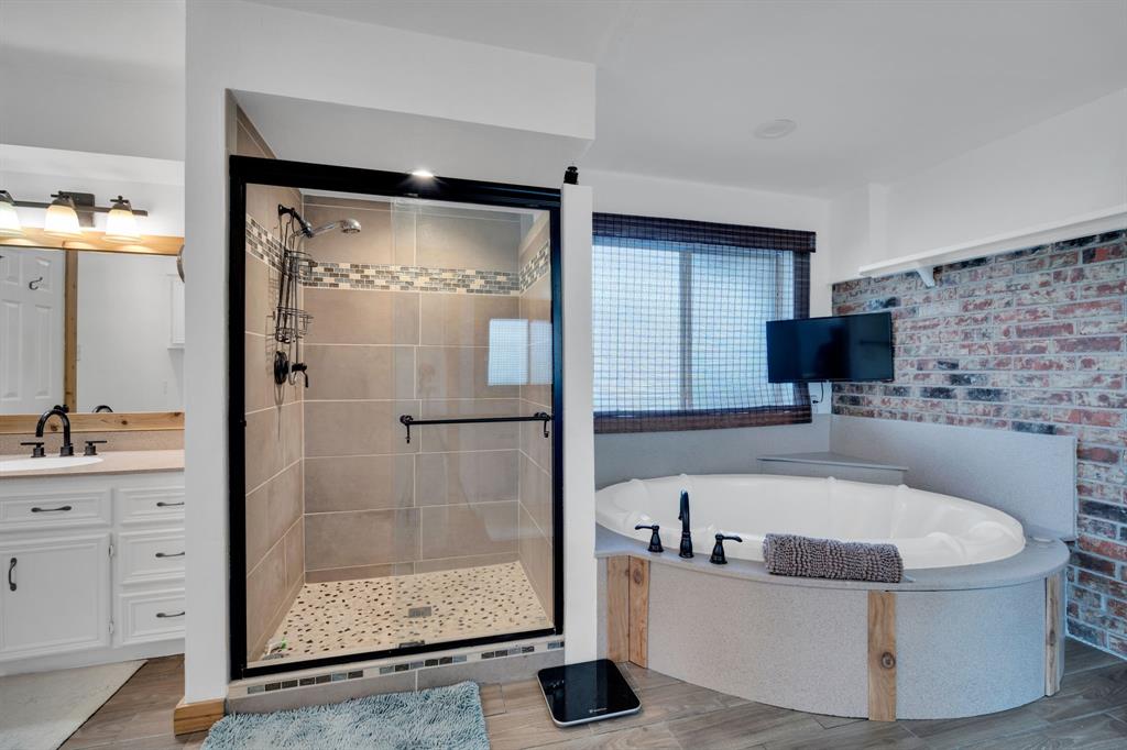 430 Carter Road Italy, TX 76651 - Photo 27 of 36 a bathroom with a tub a mirror and a shower