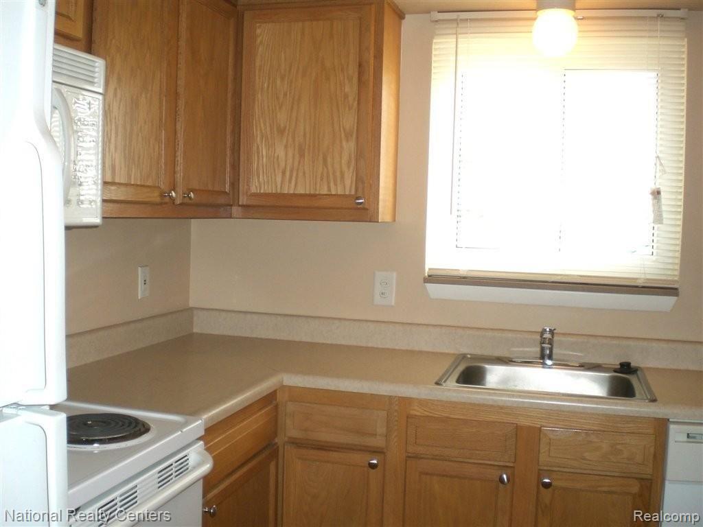 1101 Tienken Court Rochester, MI 48306 - Photo 10 of 14 kitchen