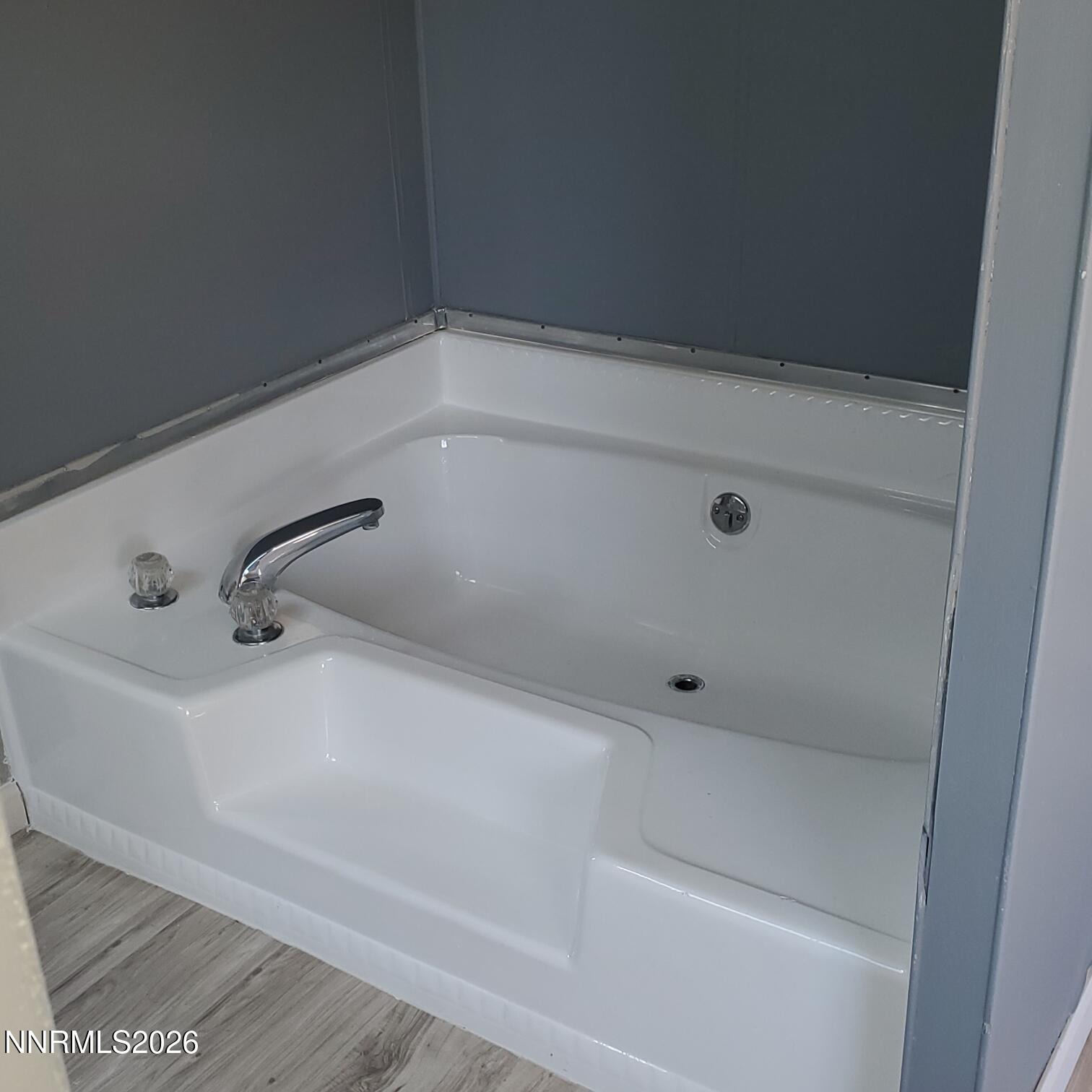 440 N Street Hawthorne, NV 89415 - Photo 20 of 34 a bathroom with a bathtub