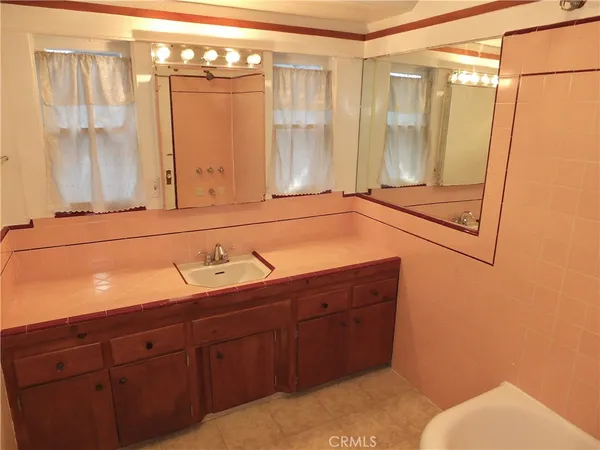 $3,500 | 3620 East 6th Street, Long Beach, CA 90814
