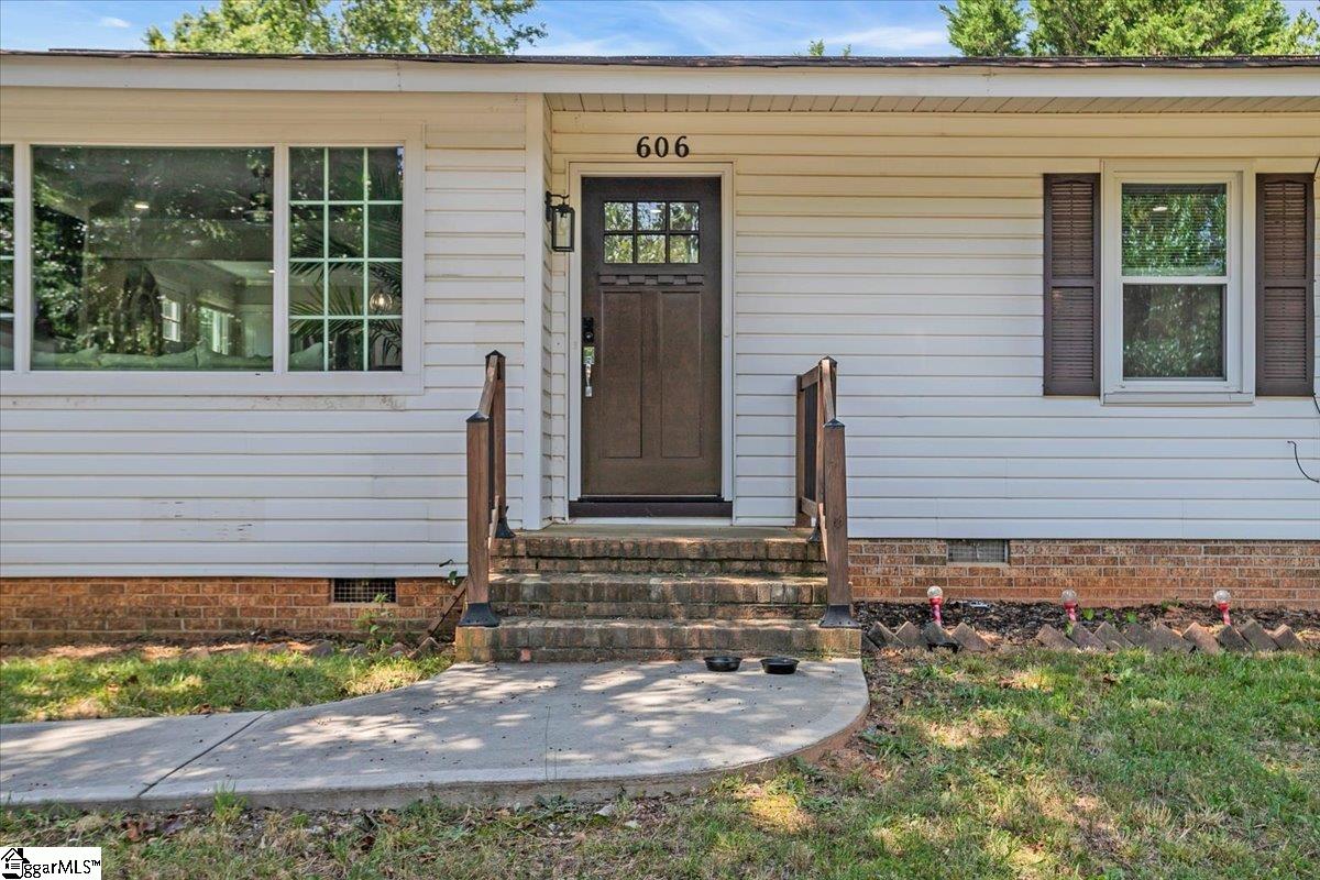 606 Davenport Road Simpsonville, SC 29680 - Photo 2 of 21