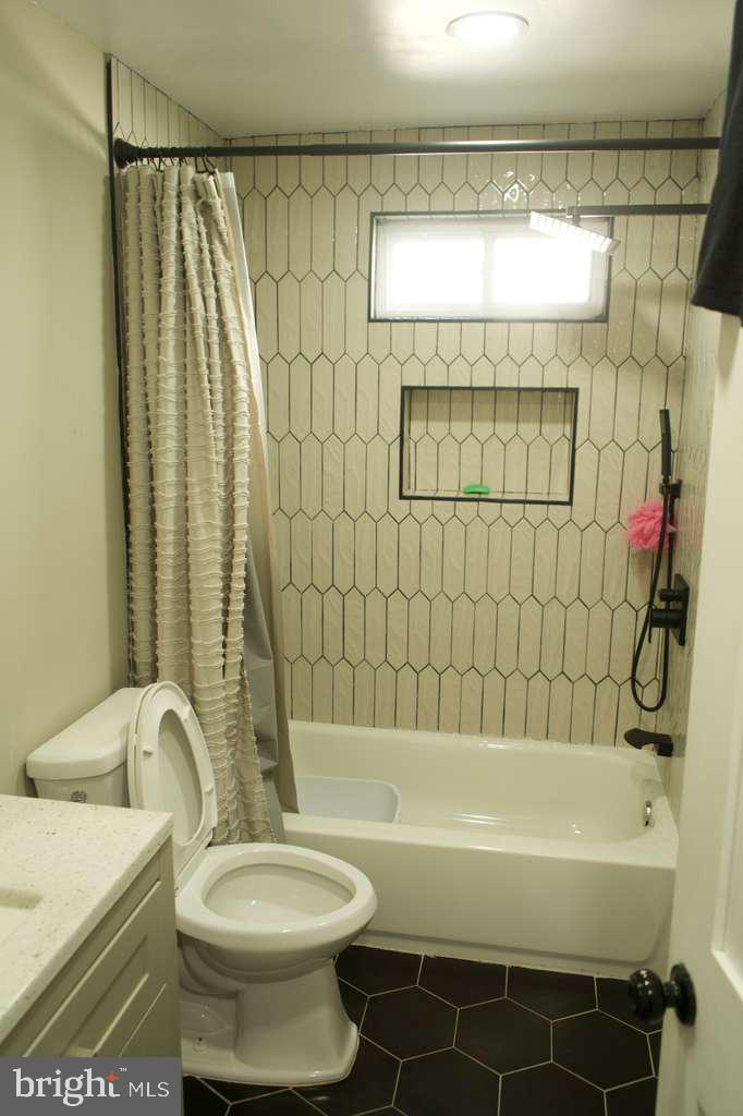 133 Heulings Avenue Riverside, NJ 08075 - Photo 11 of 31 a bathroom with a sink a toilet and bathtub