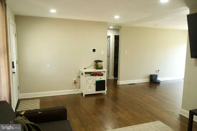 a view of livingroom with furniture