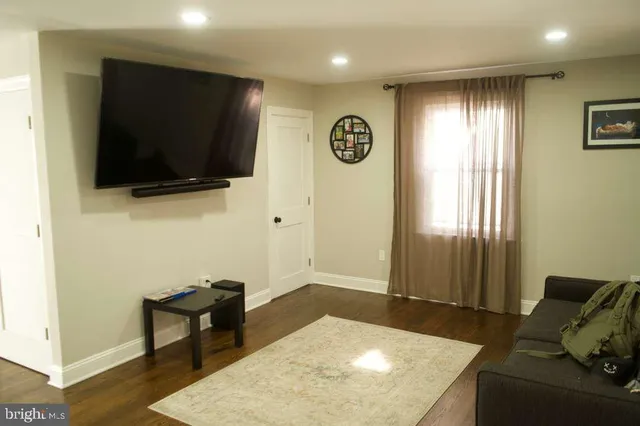 a view of a livingroom with furniture