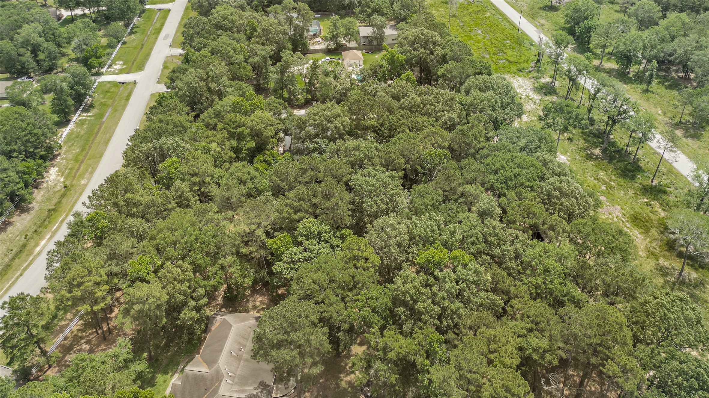 1030 South Commons View Drive Houston, TX 77336 - Photo 8 of 14 Right side of the property