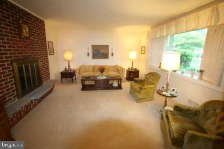 10629 Gorman Road Laurel, MD 20723 - Photo 17 of 19 Living Room