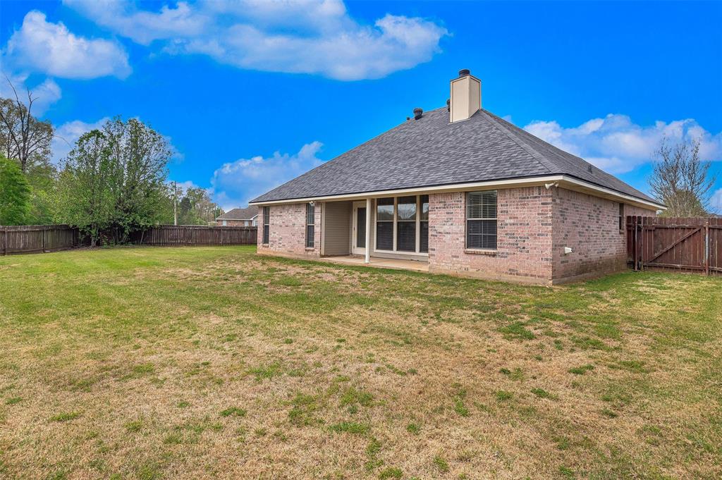 102 Fitzwilliam Street Haughton, LA 71037 - Photo 18 of 18 a front view of a house with garden