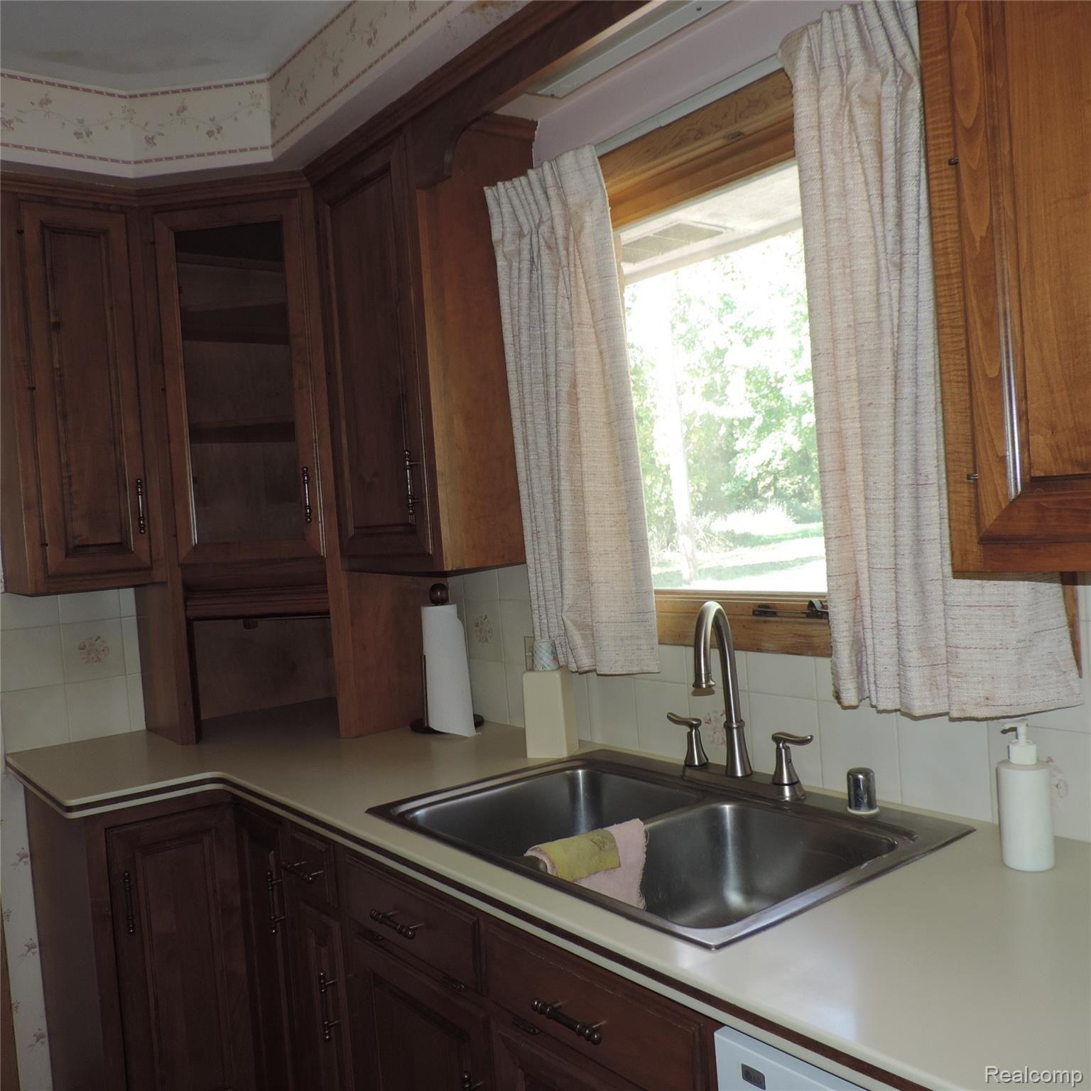 1650 West Predmore Road Oakland, MI 48363 - Photo 6 of 19 solid wood cabinets.