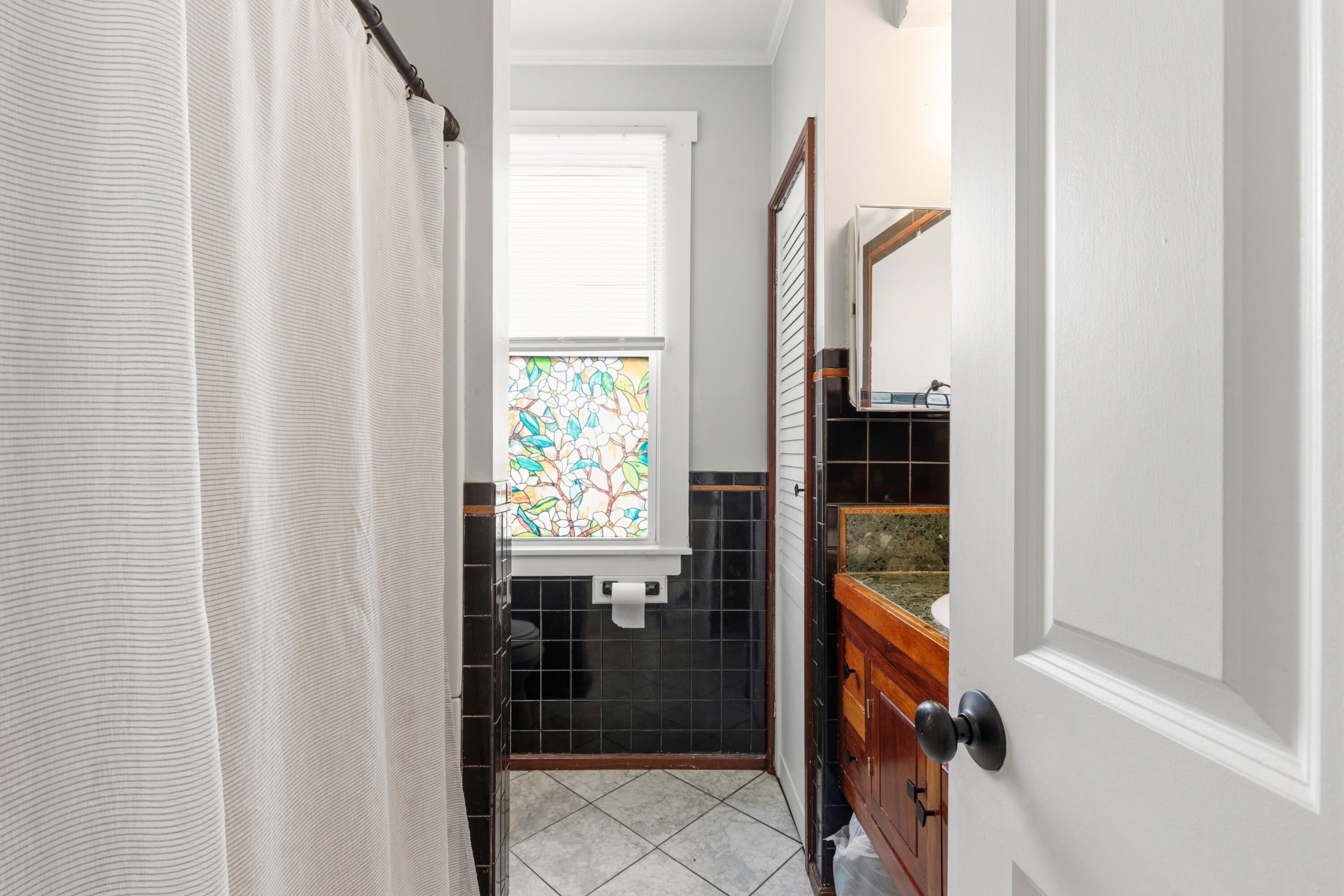 7 Union Street Saco, ME 04072 - Photo 26 of 36 1st floor bath with tub