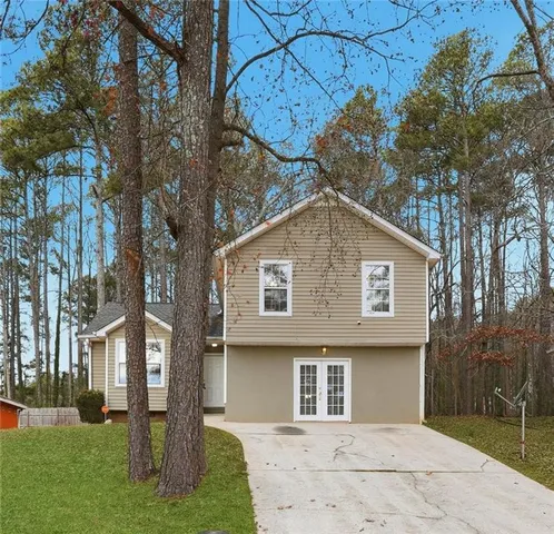 a view of a house with a yard