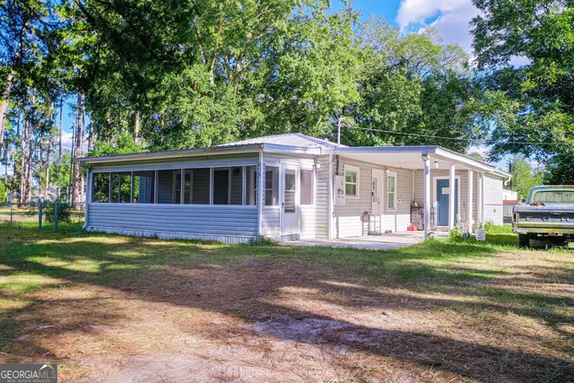 a view of a house with a yard