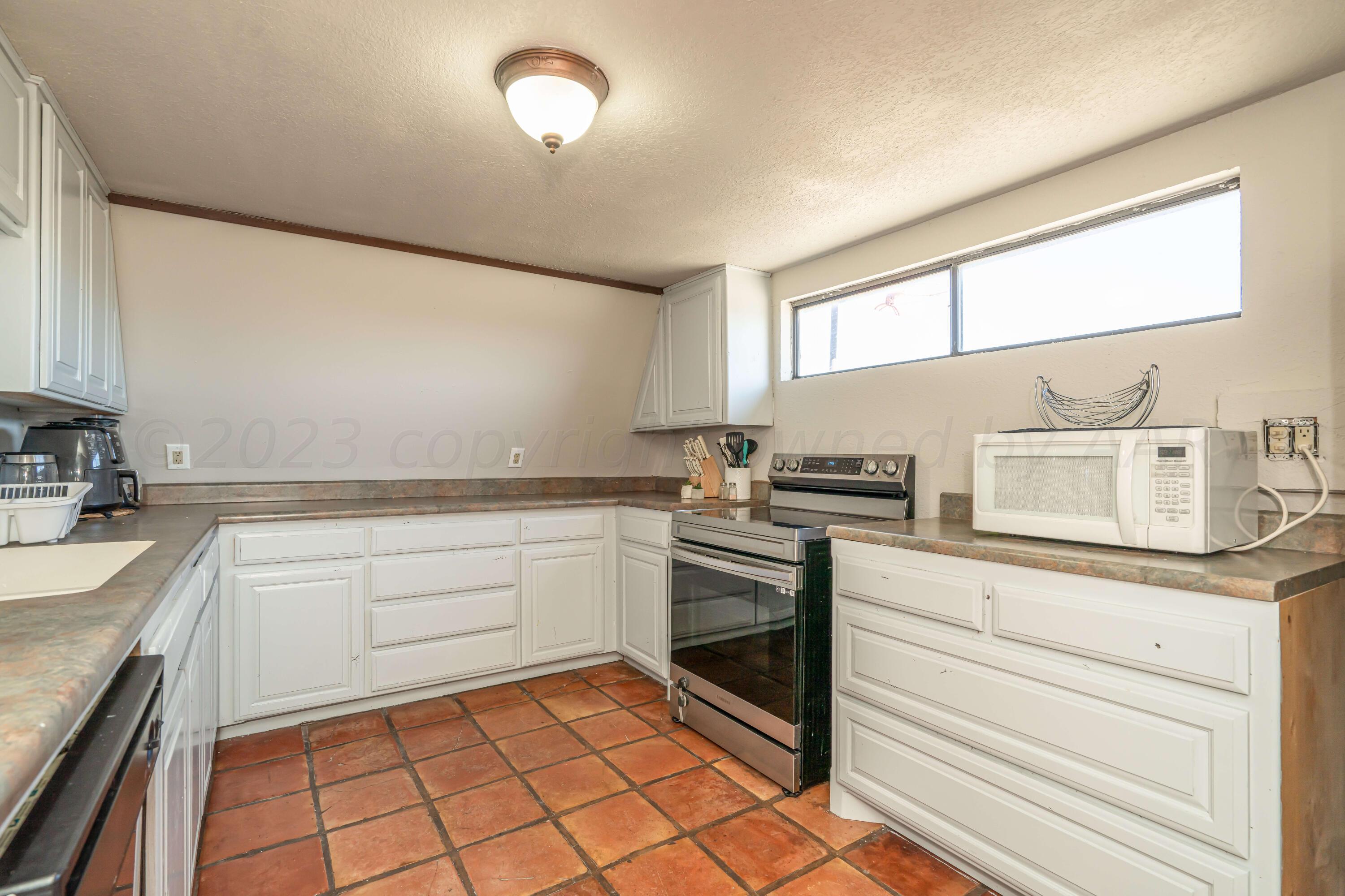 676 Cherokee Road Fritch, TX 79036 - Photo 20 of 62 676 Cherokee_-17 KITCHEN