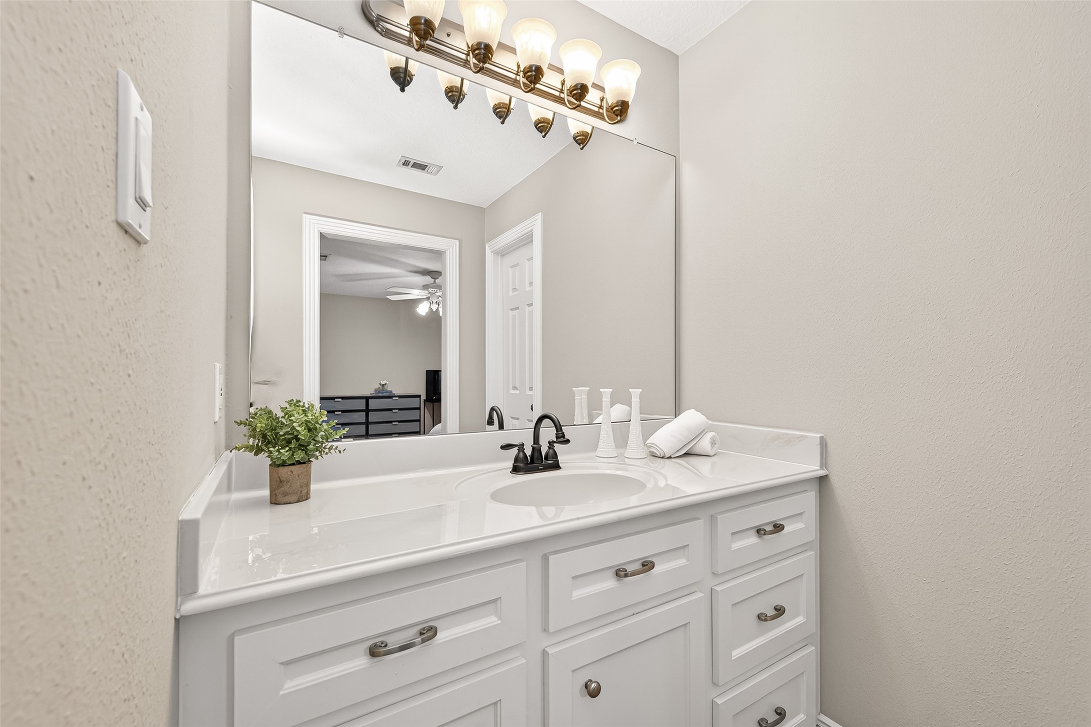 22 Stonegate Park Court Spring, TX 77379 - Photo 42 of 49 View of the secondary bathroom (3 of 3)
