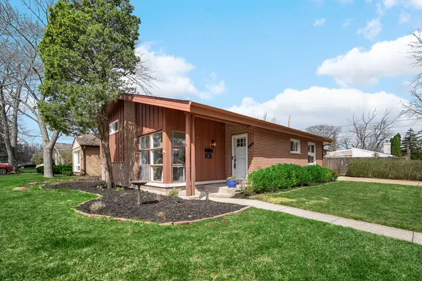 $550,000 | 300 Voltz Road, Northbrook, IL 60062