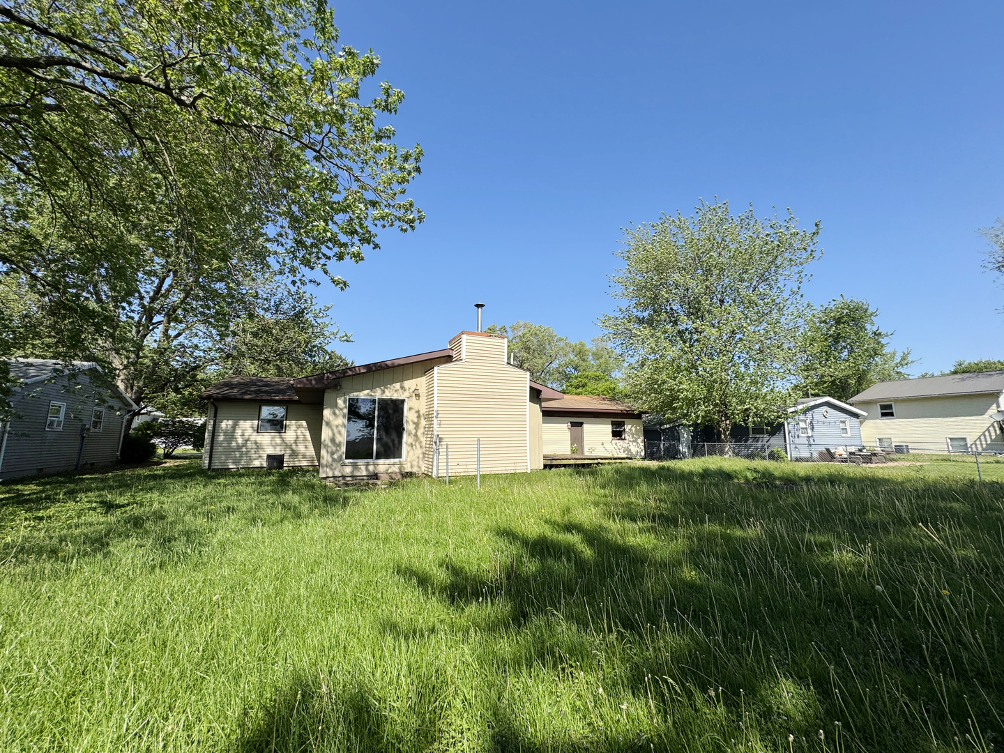 310 North 3rd Avenue Chenoa, IL 61726 - Photo 5 of 23 a front view of house with yard and trees