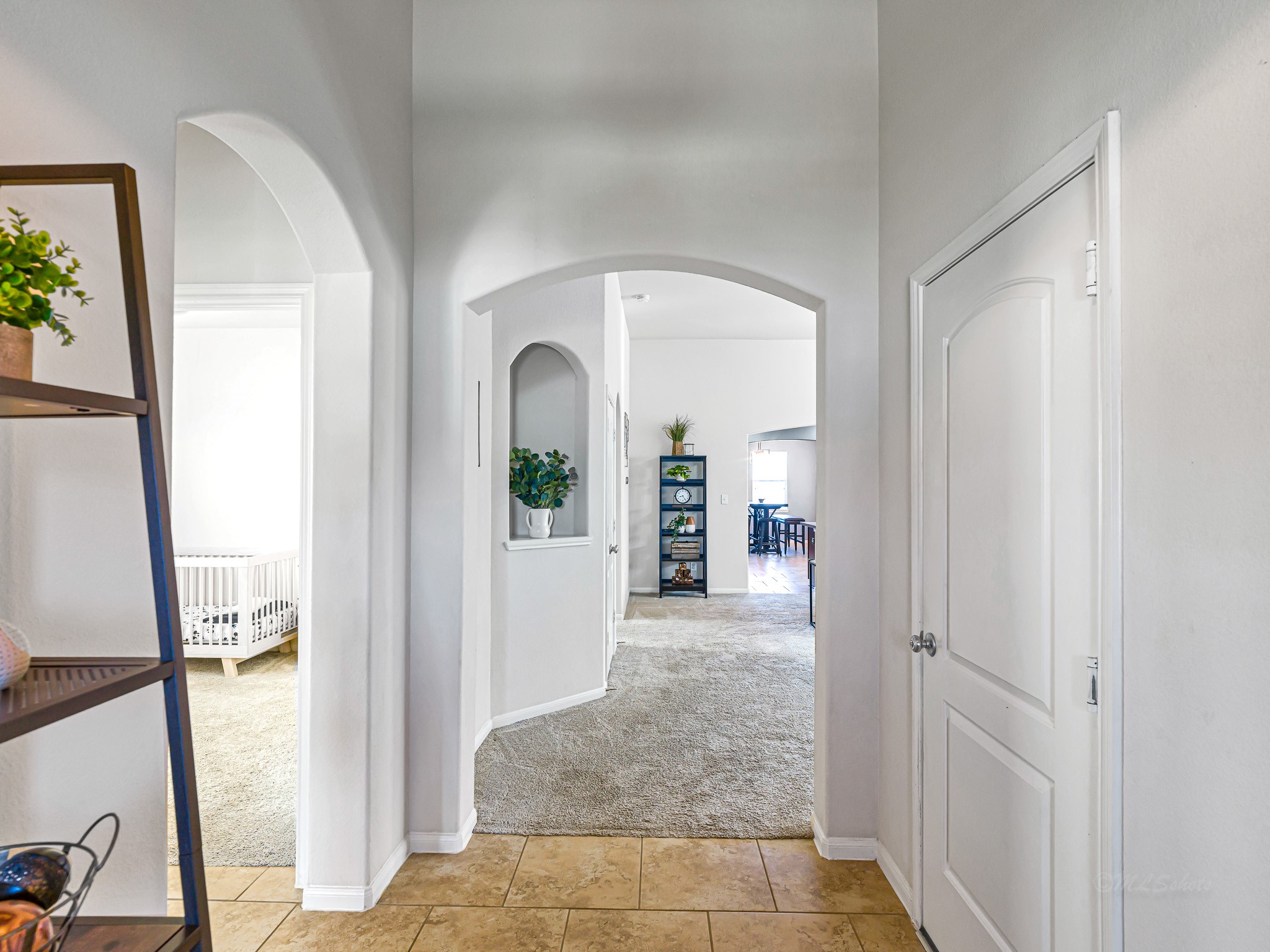 5622 Maxon Court Rosenberg, TX 77471 - Photo 4 of 23 Elegant arched doorways, high ceilings and custom art niche define the home's sophisticated interior.