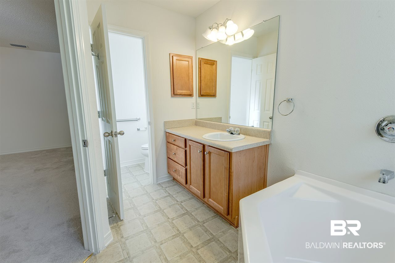 9673 Hollowbrook Avenue Fairhope, AL 36532 - Photo 23 of 31 Master Bathroom
