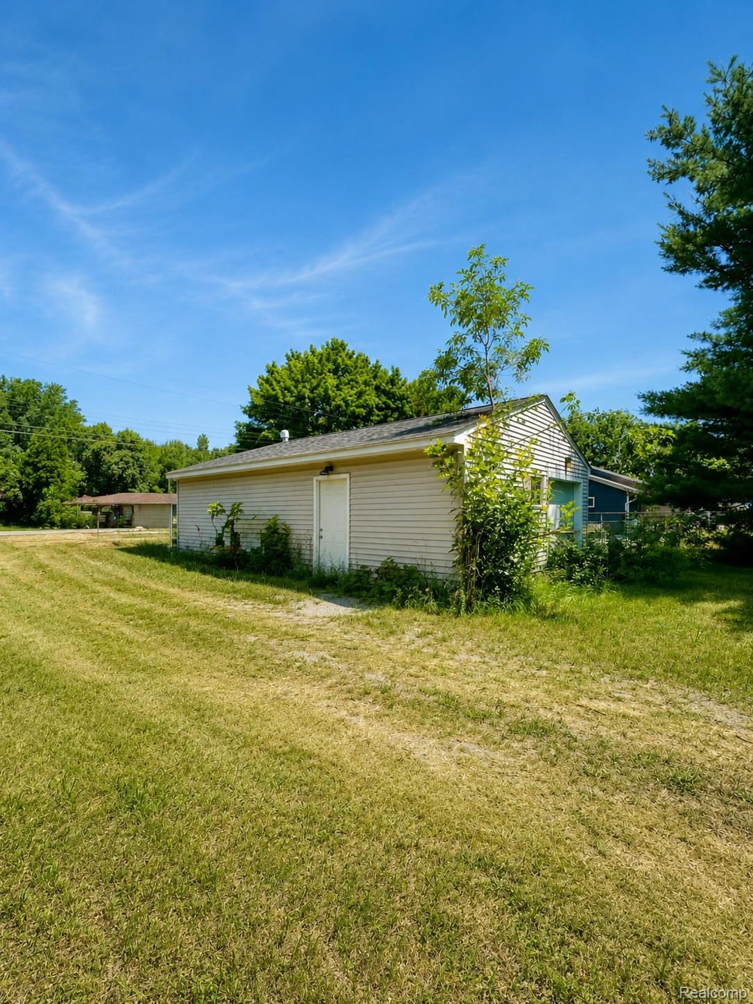 28_sunny_summer_yard_with_garage_and_greenery.jpg