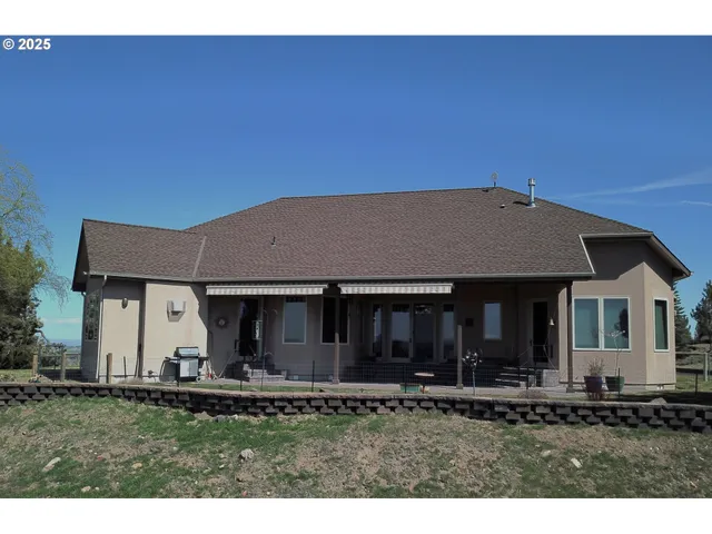 a view of a house with yard and porch