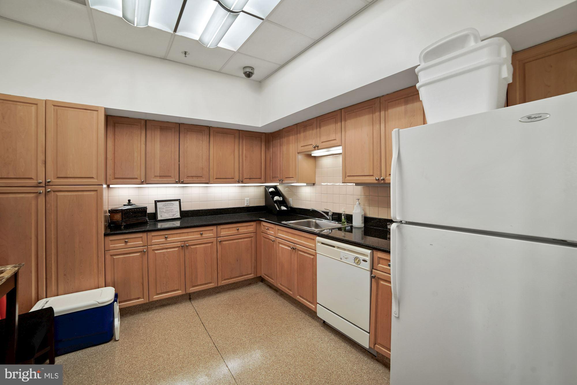 2726 Gallows Road, Unit 1402 Vienna, VA 22180 - Photo 26 of 35