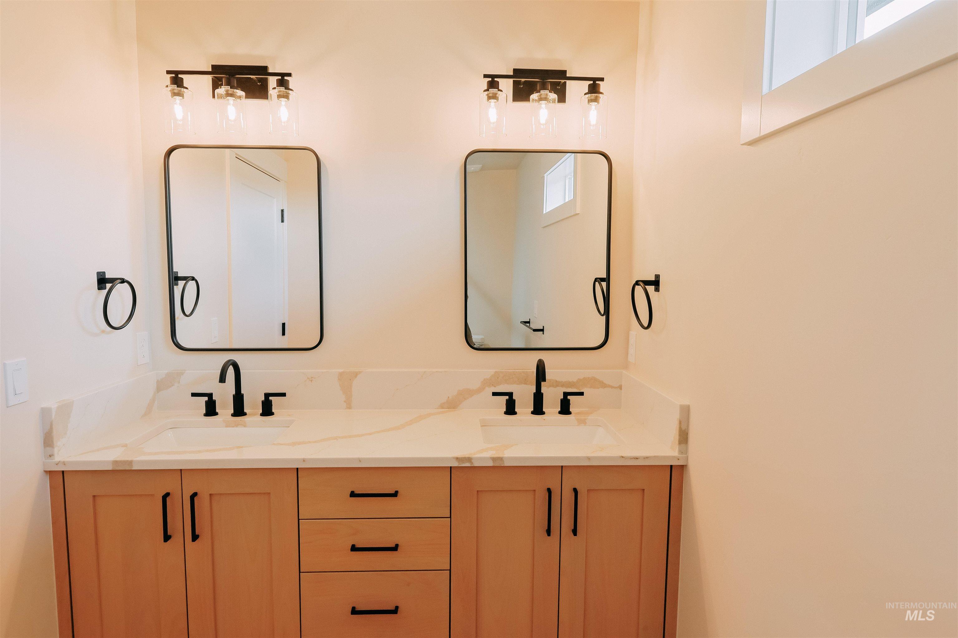 10 North Crk Way Cascade, ID 83611 - Photo 11 of 25 Bathroom with double vanity