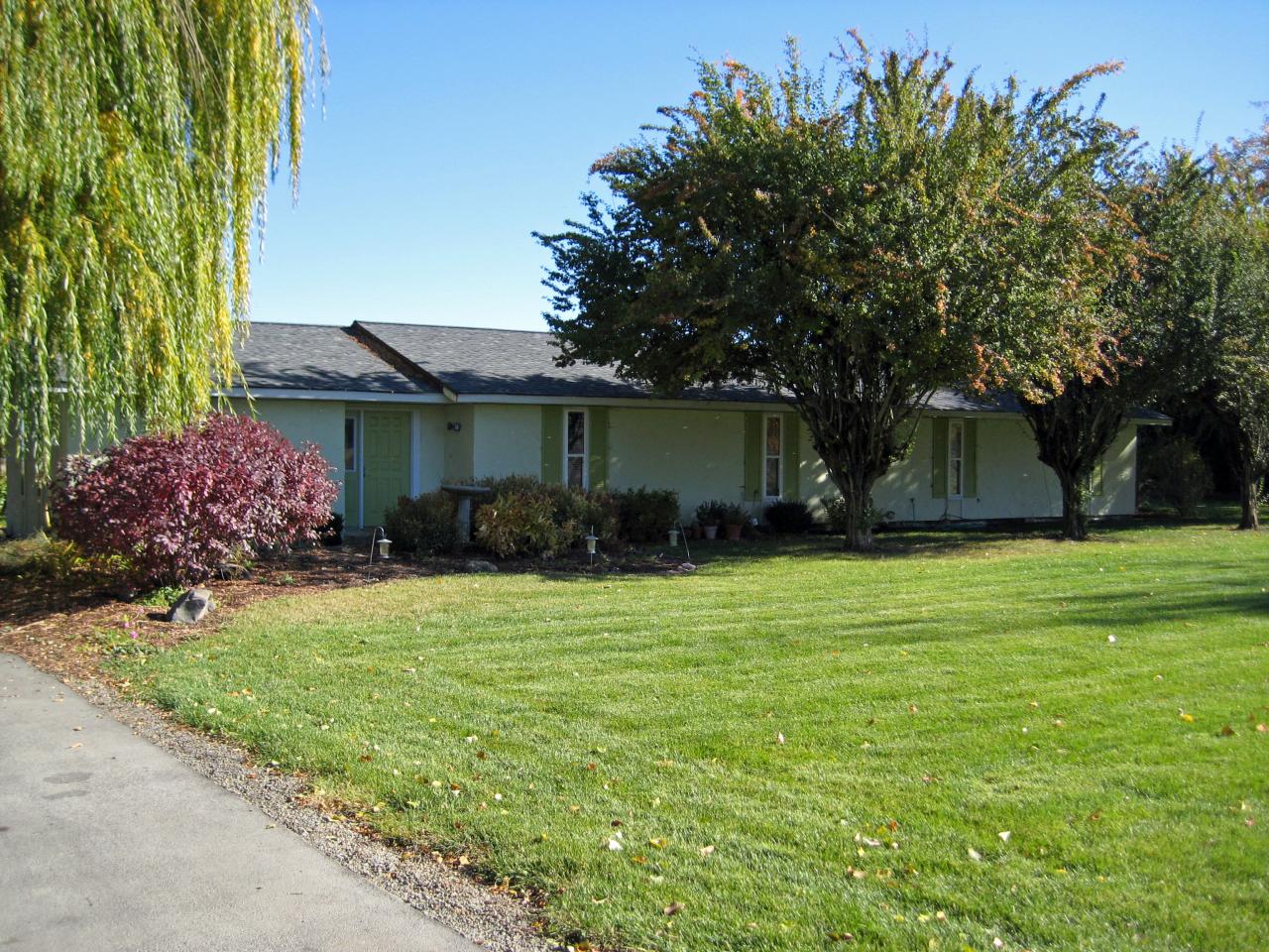 3201 Wiley Road Yakima, WA 98903 - Photo 1 of 8 a front view of a house with garden