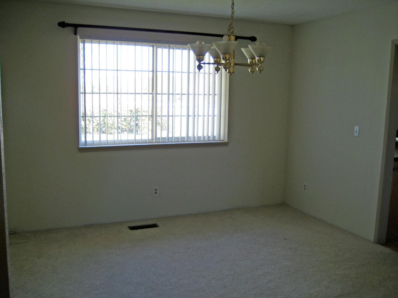 3201 Wiley Road Yakima, WA 98903 - Photo 6 of 8 an empty room with a window