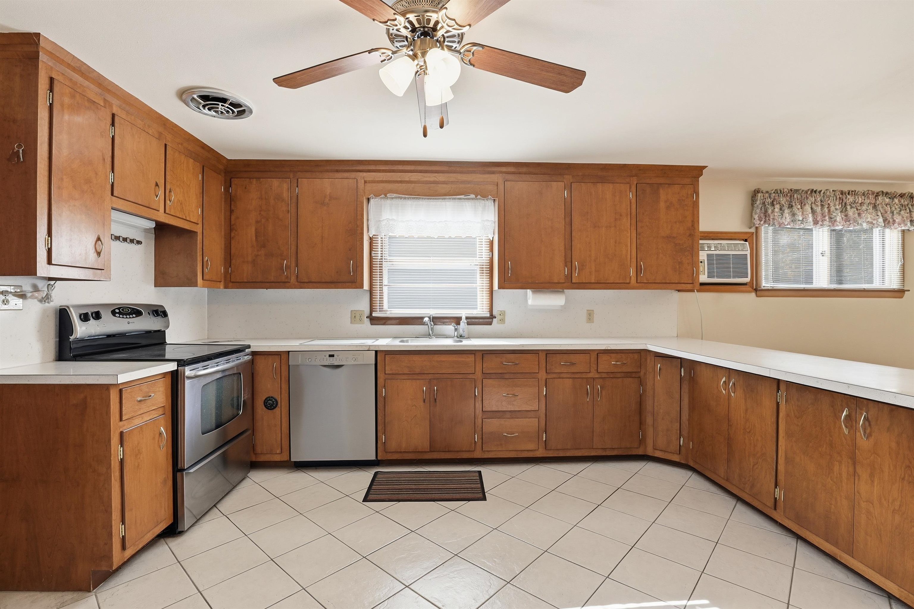 699 Chestnut Street Manchester, NH 03104 - Photo 7 of 36 Gallery Image 7