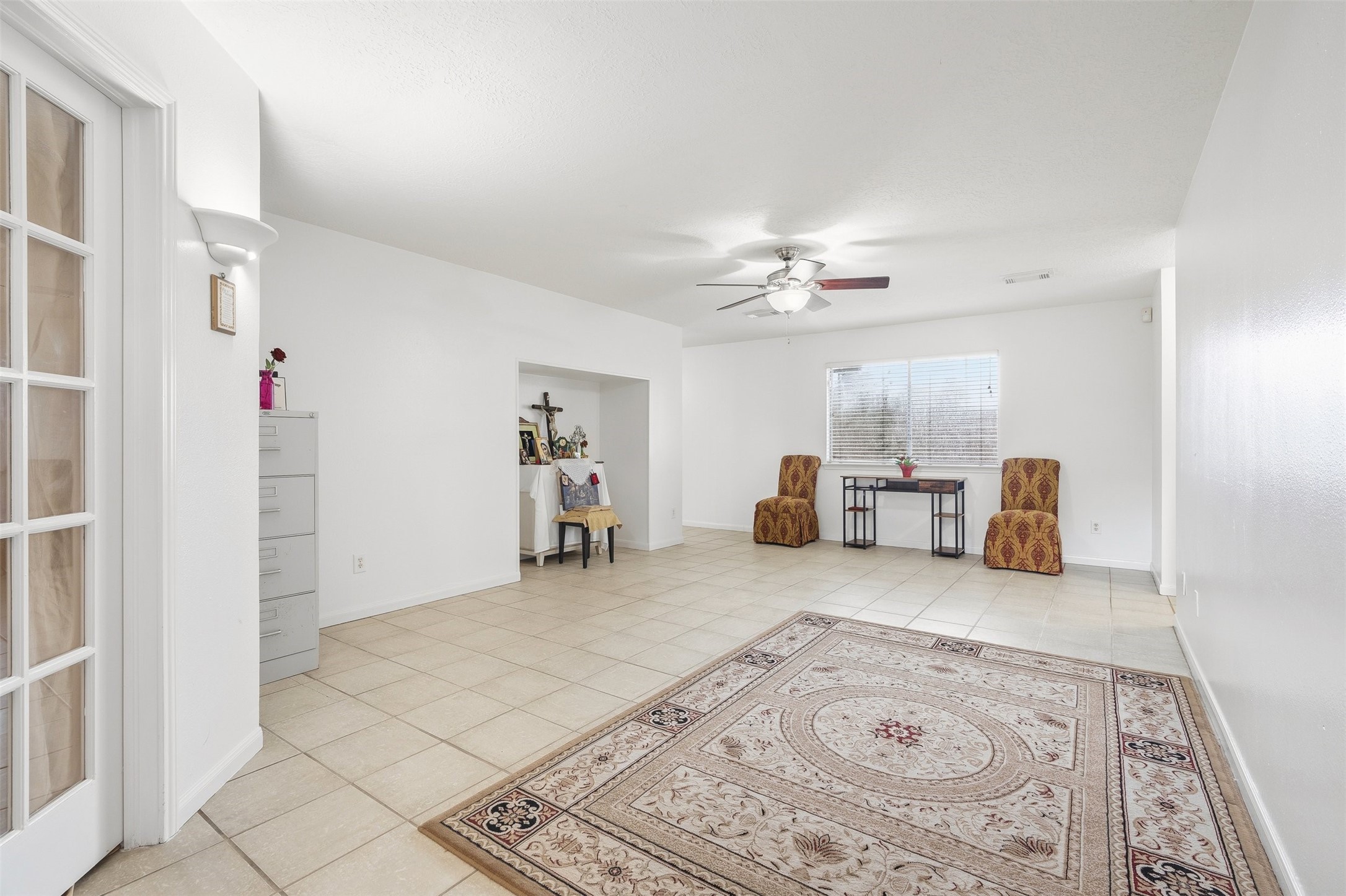 28723 Sedgefield Street Spring, TX 77386 - Photo 3 of 20 a living room with furniture and a chandelier