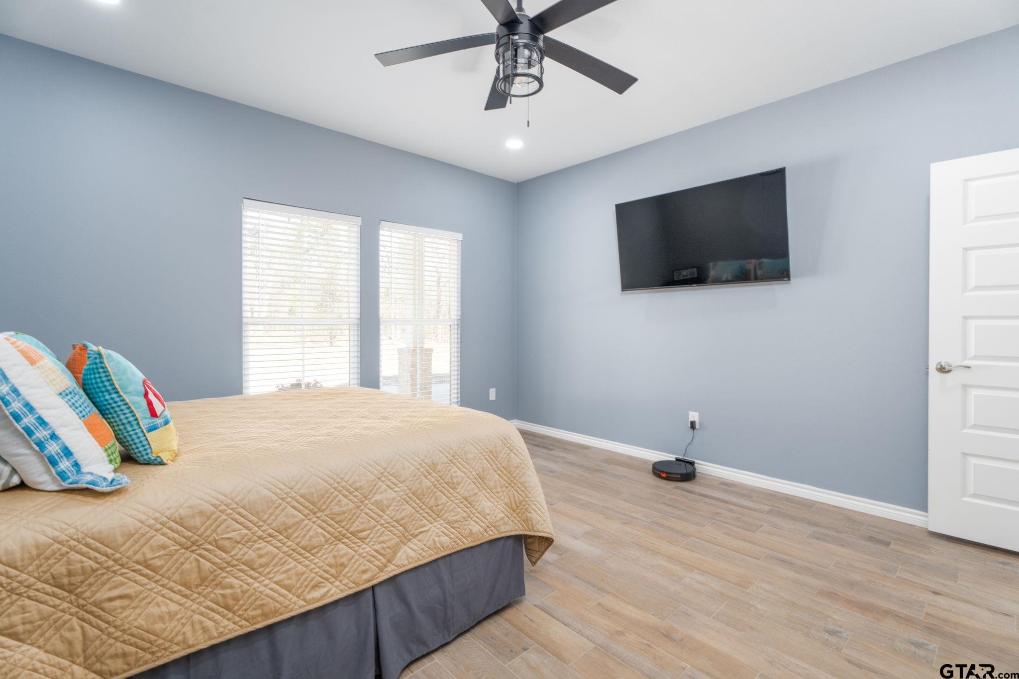 4356 Buie Road Diana, TX 75640 - Photo 11 of 29 a bedroom with a bed and a flat screen tv