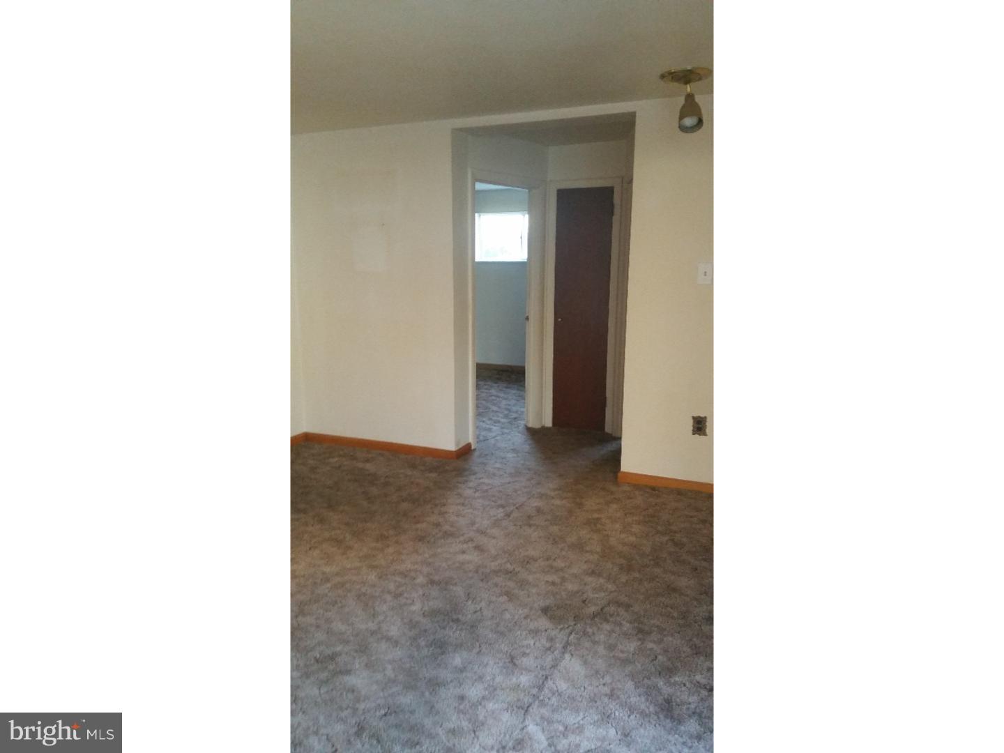 33 Mowery Road New Castle, DE 19720 - Photo 6 of 17 Living Room