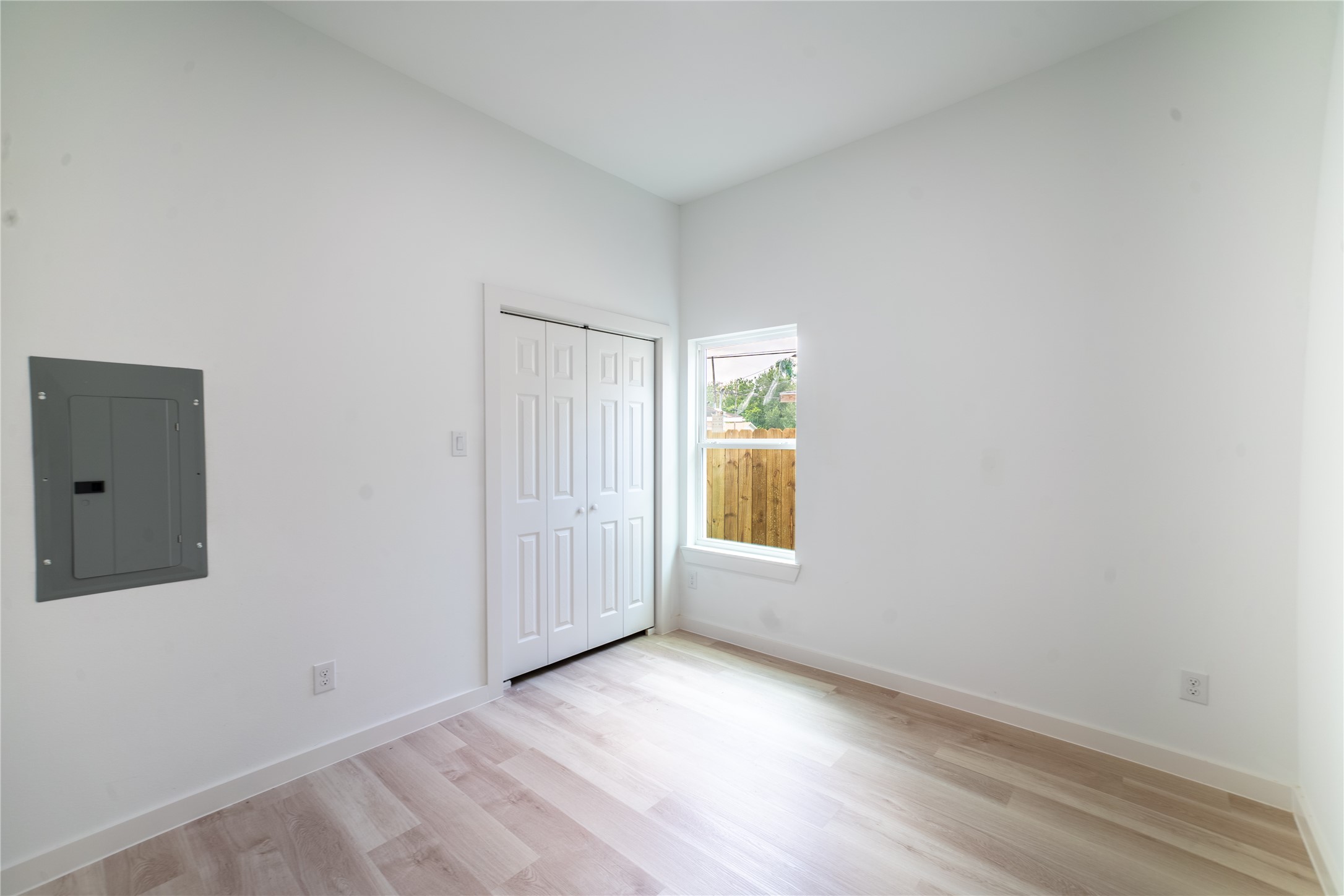 331 Delaware Street Houston, TX 77029 - Photo 7 of 12 an empty room with a window