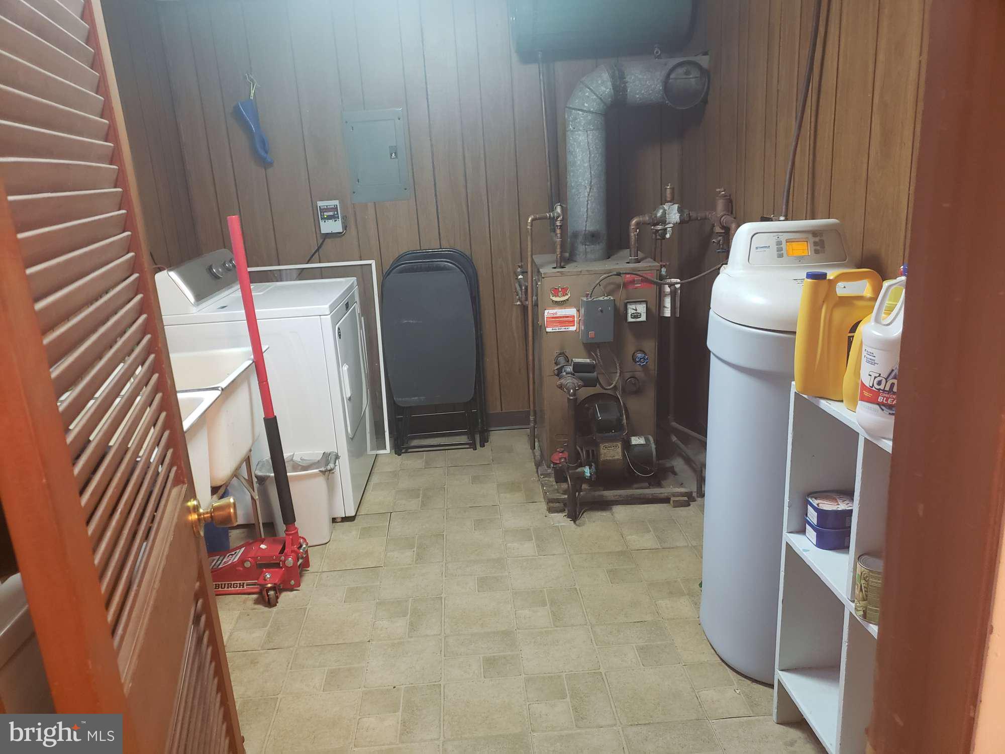 2733 Monmouth Road Jobstown, NJ 08041 - Photo 6 of 10 Laundry / utility room