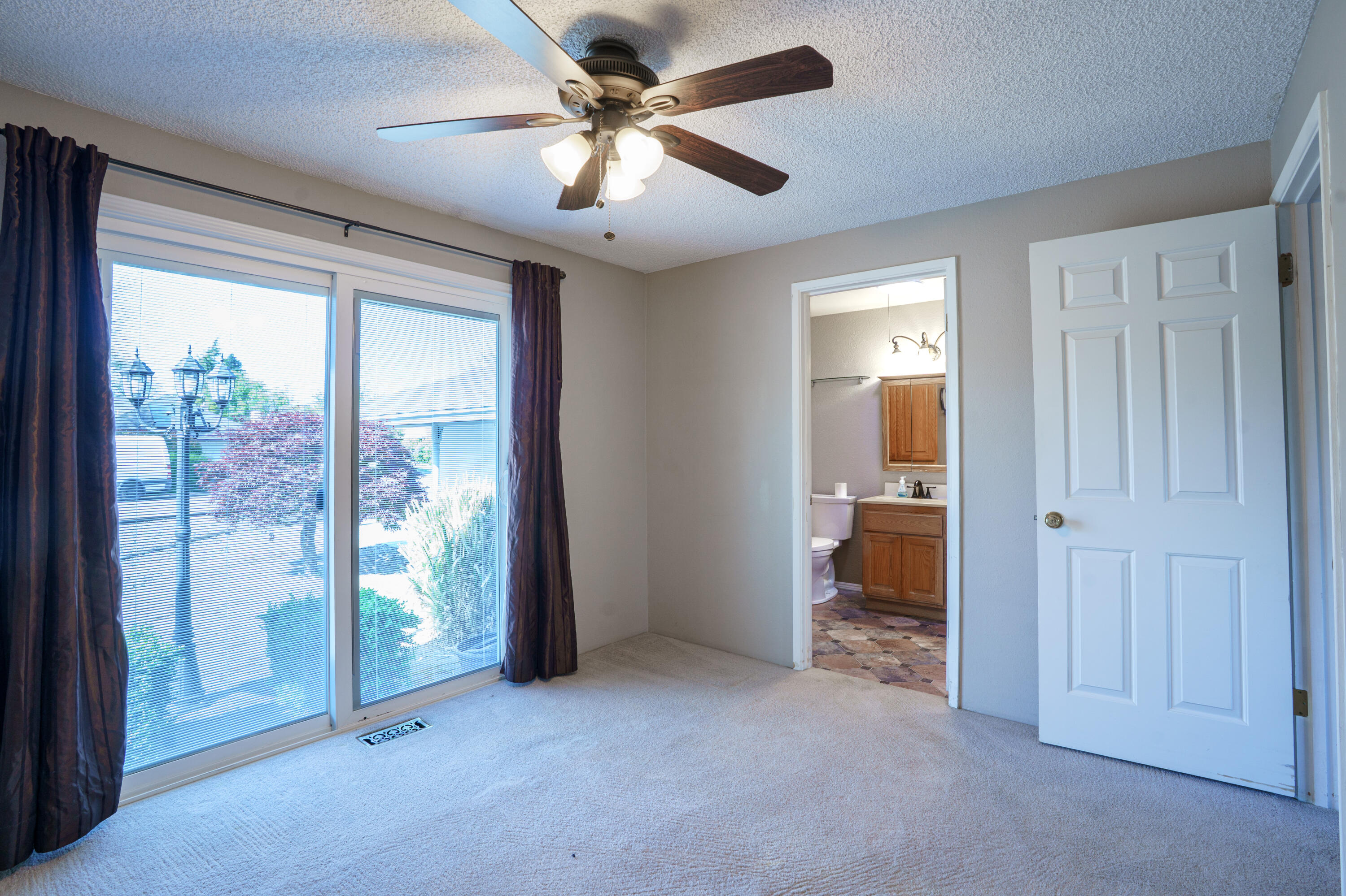 604 Hemlock Avenue Central Point, OR 97502 - Photo 15 of 26