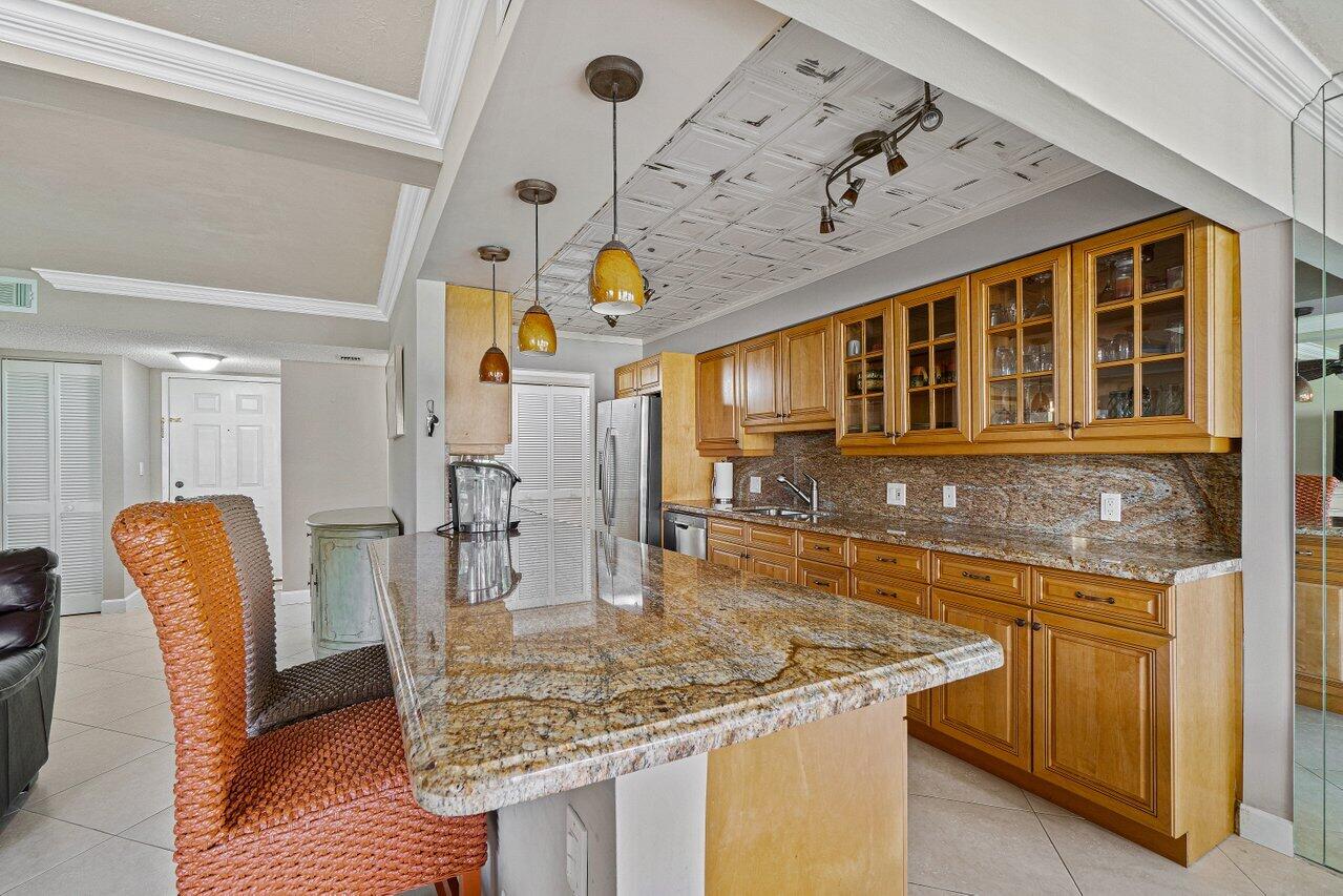 800 Jeffery Street, Unit 109 Boca Raton, FL 33487 - Photo 13 of 43 Large Island