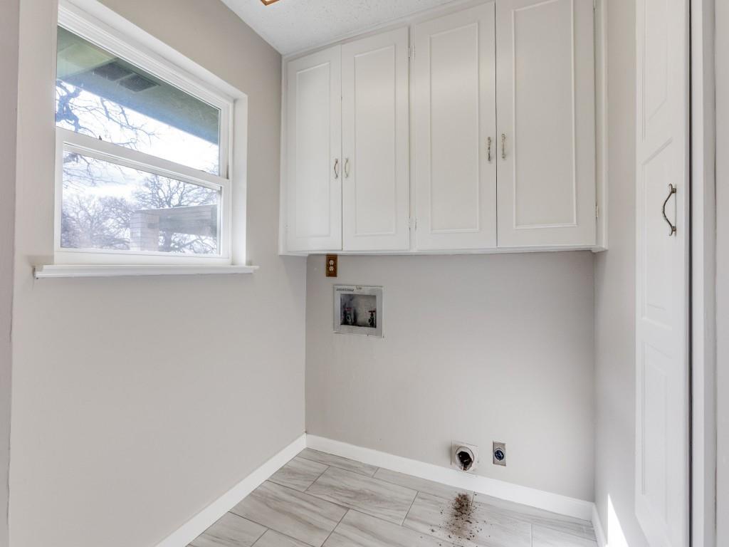 7335 Reed Road Azle, TX 76020 - Photo 27 of 36 a bathroom with a window