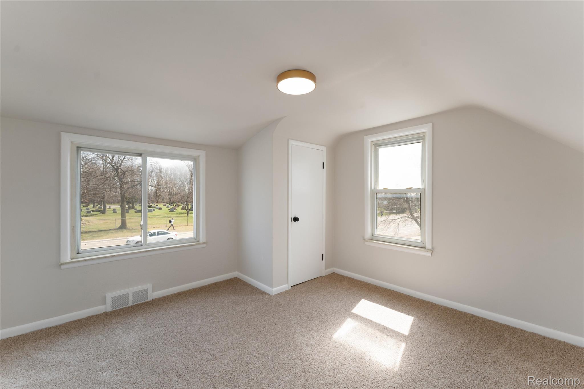 917 Perry Street Pontiac, MI 48340 - Photo 21 of 37 Bonus room with light carpet and lofted ceiling