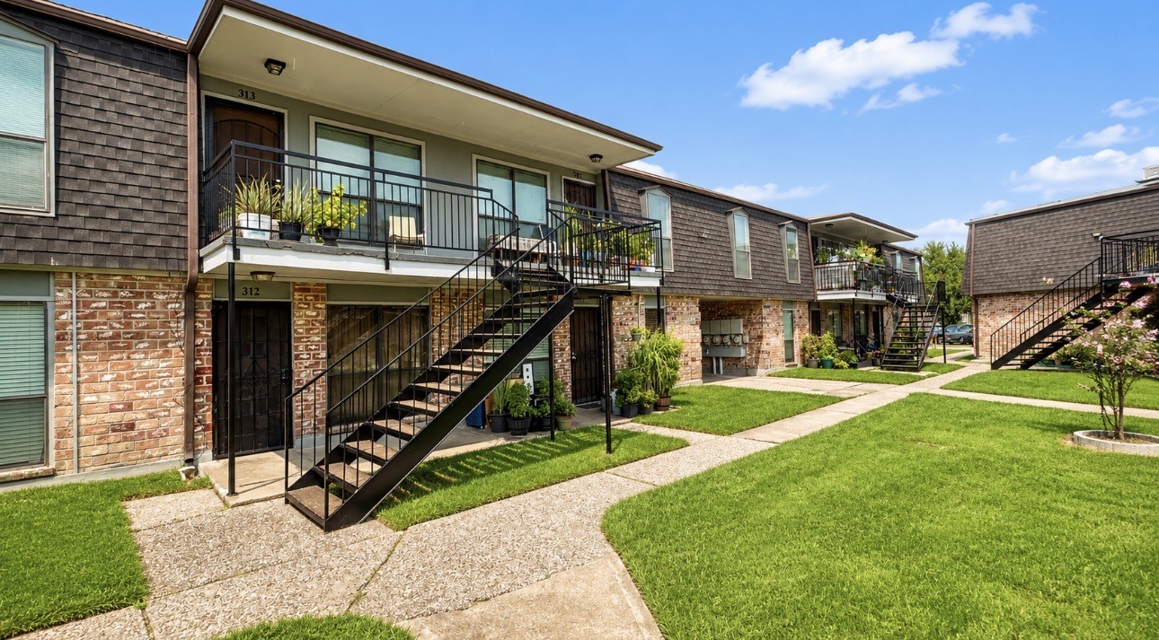 10802 Kingspoint Road, Unit 313 Houston, TX 77075 - Photo 1 of 6 Gallery Image 1