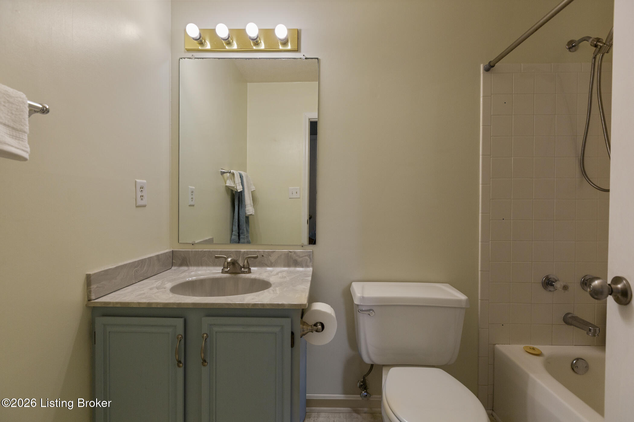 8401 Silver Fox Road Louisville, KY 40291 - Photo 17 of 30 Full Bathroom