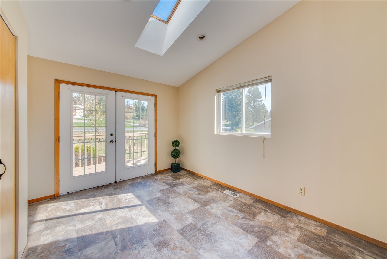 221 North E Stringham Road Rockford, WA 99030 - Photo 7 of 16