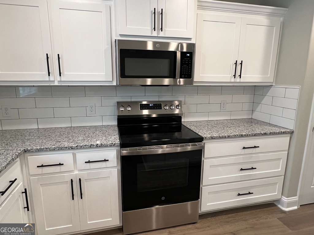 405 Madison Avenue St. Marys, GA 31558 - Photo 20 of 21 a kitchen with granite countertop white cabinets and appliances